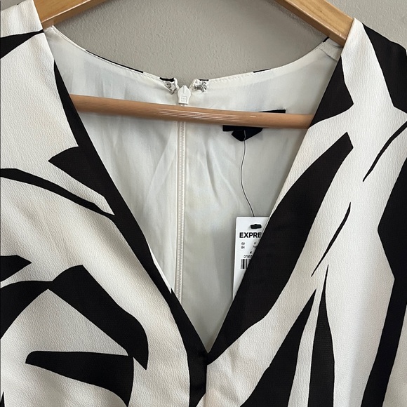Express Abstract Print Black White Synched waist V neck dress size large - Picture 9 of 16